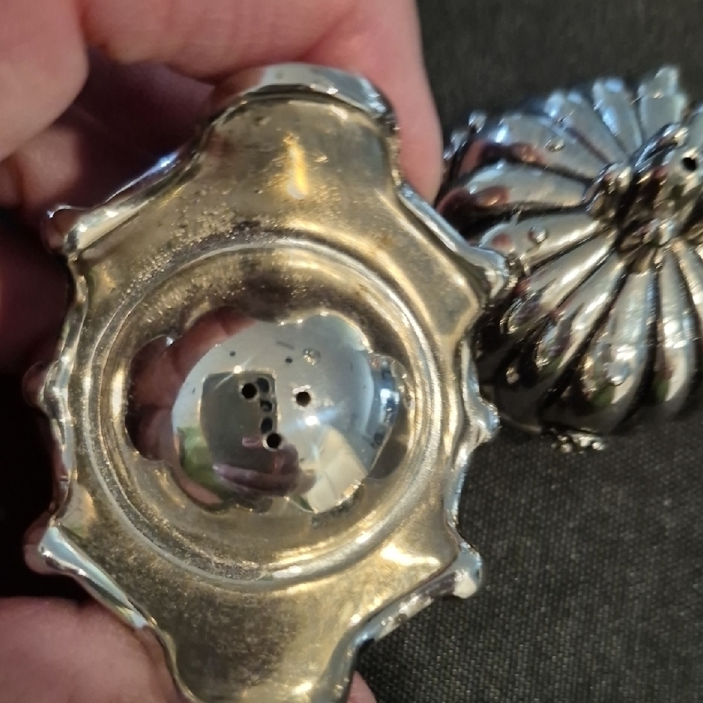 Towle Silver Plated Crown Salt And Pepper Shakers - Picture 5 of 11